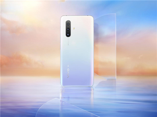 vivo X30新配色虹影美圖來(lái)襲，把雨水洗過(guò)的天空鎖進(jìn)手機背殼里