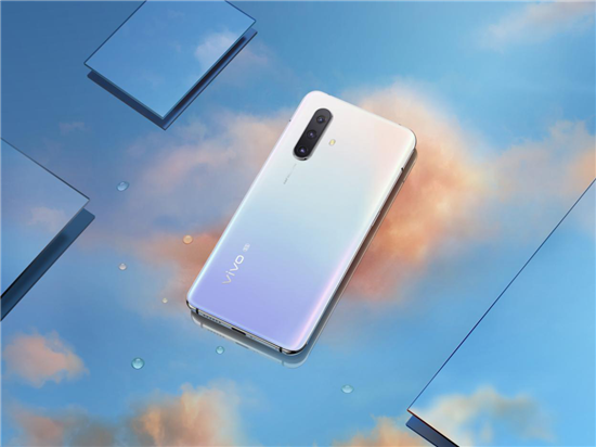 vivo X30新配色虹影美圖來(lái)襲，把雨水洗過(guò)的天空鎖進(jìn)手機背殼里